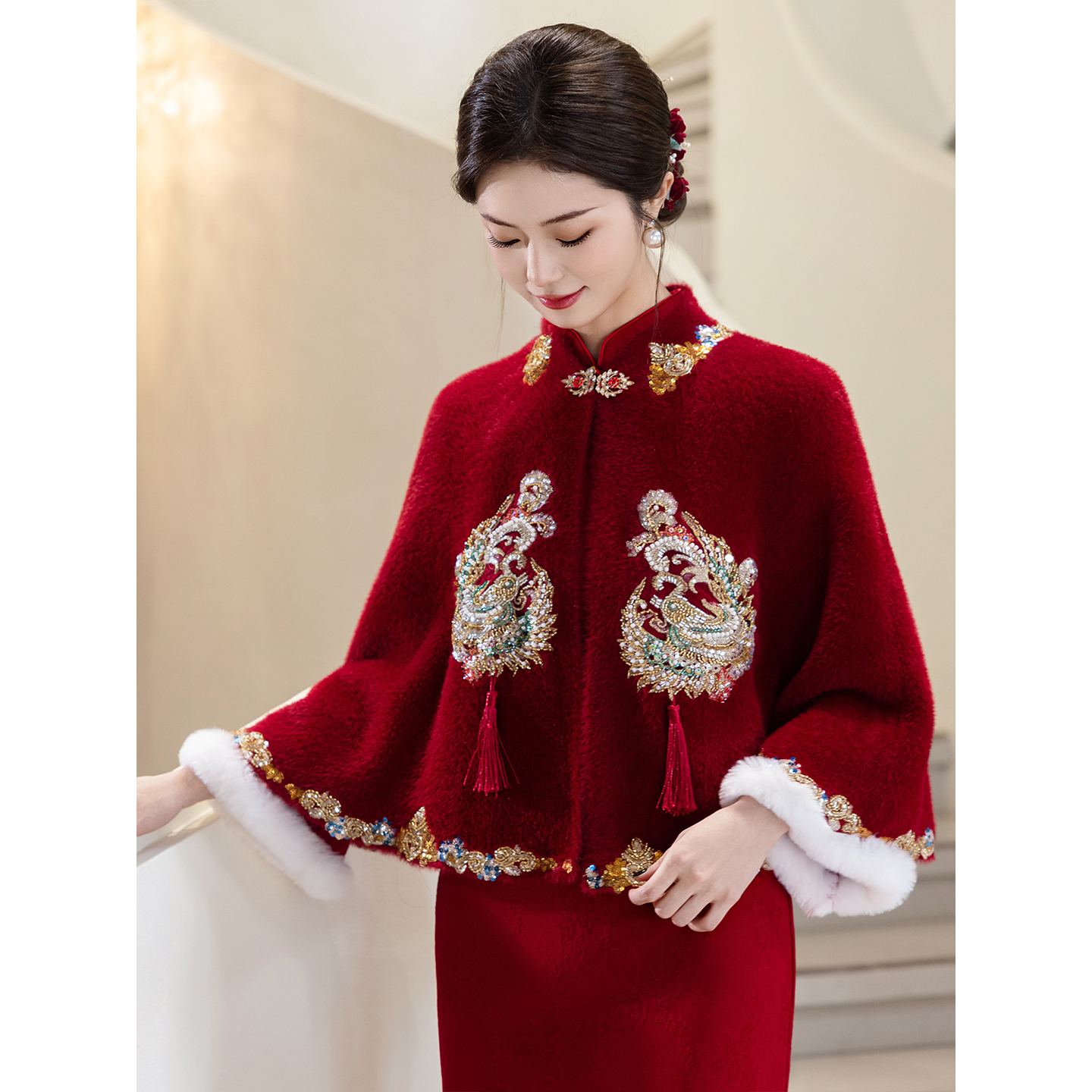 新中式红色刺绣披肩配旗袍敬酒服新娘保暖斗篷婚礼秀禾服外搭冬季