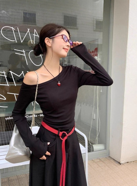 2025新款黑色斜肩上衣女早秋chi别致长袖T恤露肩一字肩设计感小众