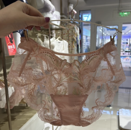 LC22TE1爱慕高端LA CLOVER兰卡文22香榭奇缘性感蕾丝低腰三角内裤