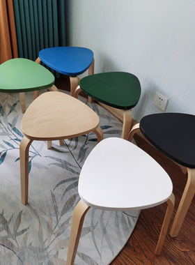 网红三脚凳子北欧风格叙勒凳子弯曲木现代简约多色木凳餐桌坐凳