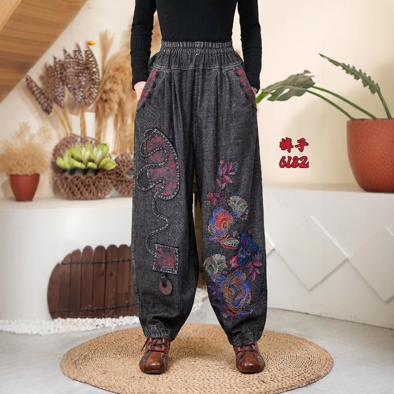 我的你的2025春秋季新款松紧腰女士牛仔裤子休闲宽松裤绣花灯笼裤