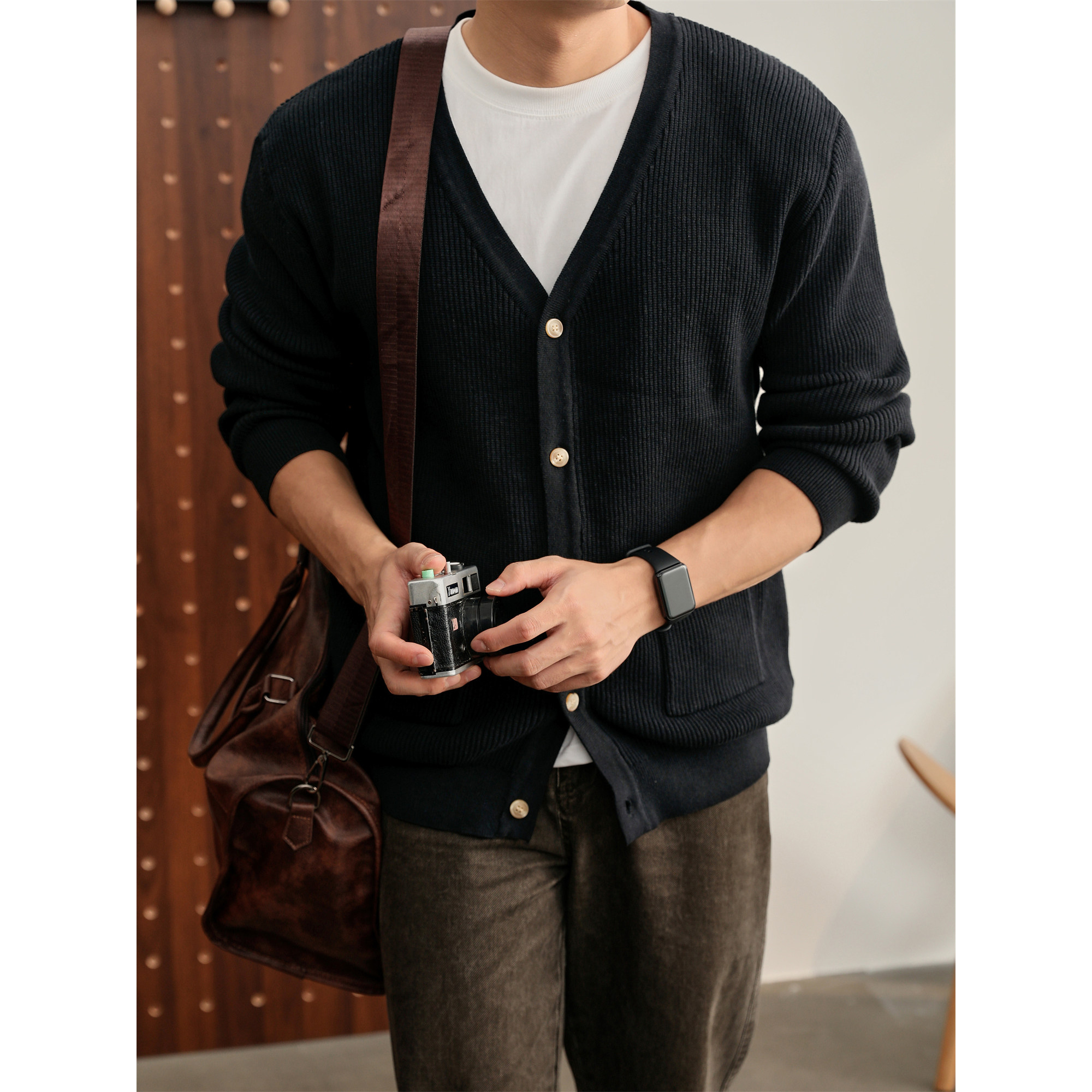 LUUD 轻奢文艺黑色坑条针织衫毛衣男士舒适保暖双贴袋V领开衫外套