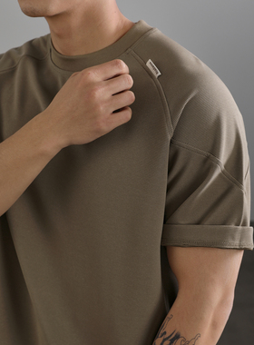 LUUD 插肩袖拼接圆领短袖T恤男夏季2026新款坑条肌理体恤简约上衣