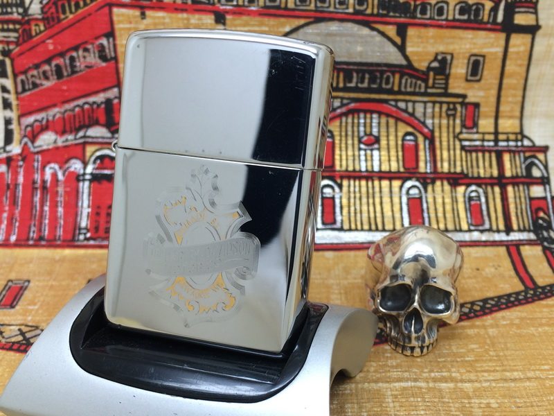 原装 2003年J二手镀铬镜面烫金机刻飘带盾标哈雷防风打火机 zippo