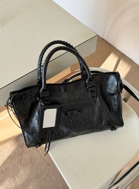 LEXI 头层爆裂牛皮机车包黑色铆钉复古手提单肩女包