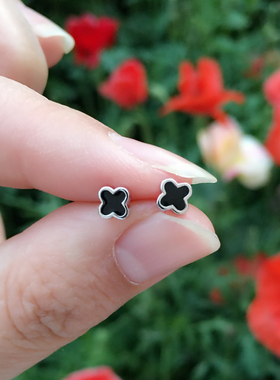 黑色迷你四叶草耳钉小号女睡觉不用摘耳骨钉螺丝拧扣纯银气质耳饰