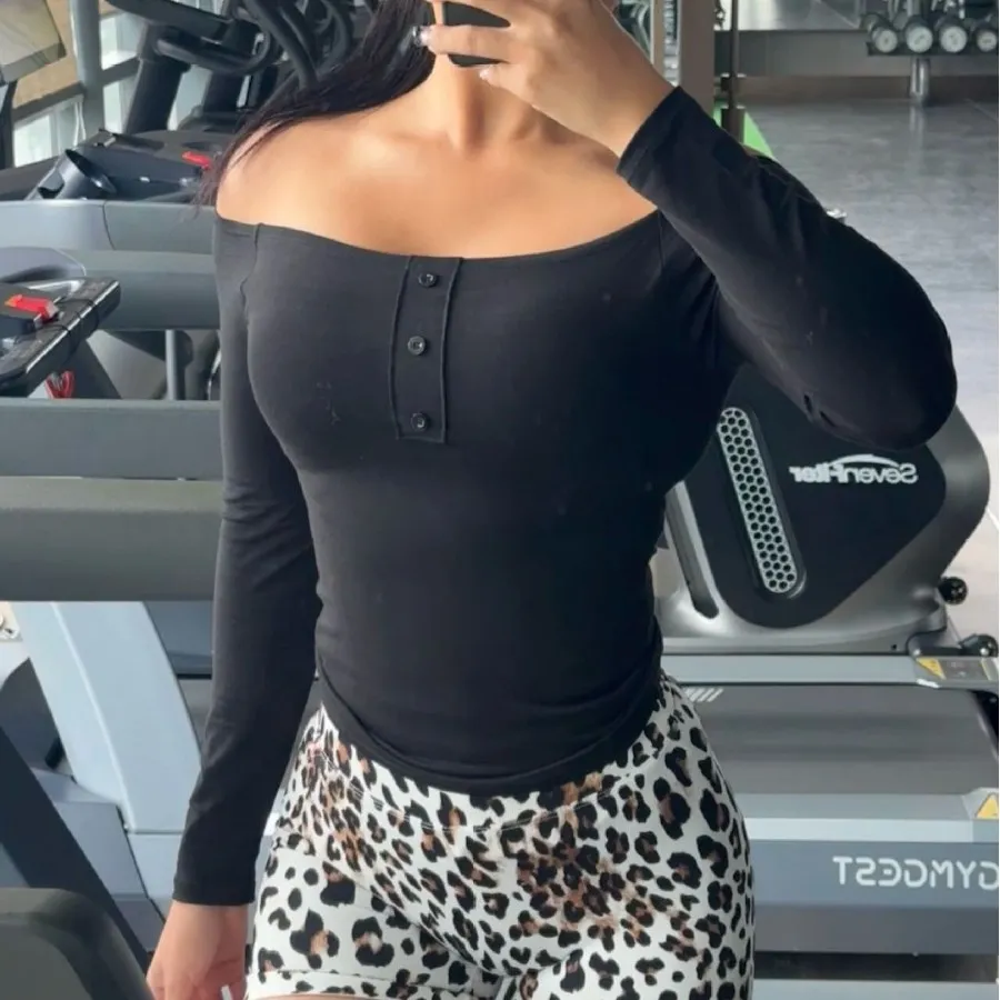 圆领一字肩修身长袖瑜伽服显瘦运动健身外穿休闲上衣带胸垫体恤