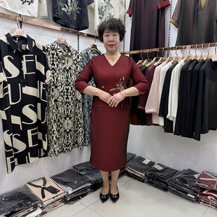 妈妈婚宴礼服红色V领七分袖刺绣连衣裙中年喜婆婆显瘦中长裙