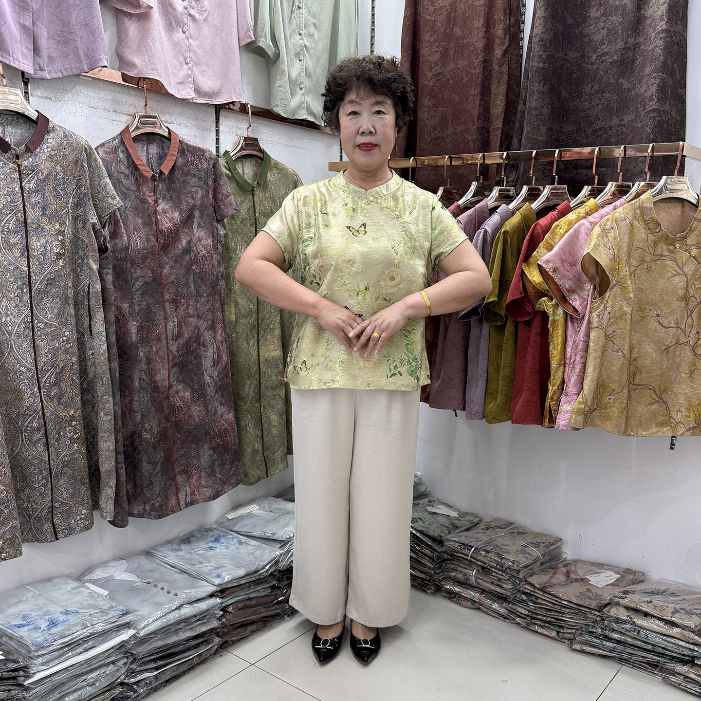妈妈夏装新中式仿真丝短袖旗袍上衣蝴蝶花卉印花小衫50岁两件套