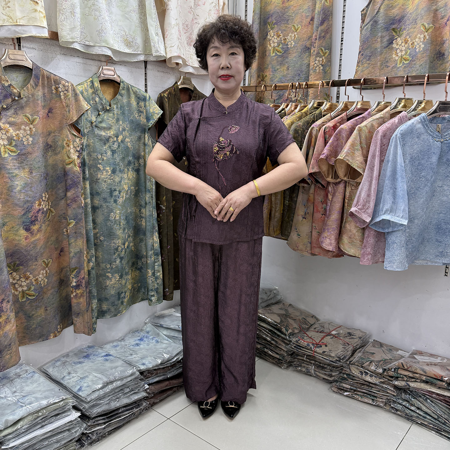 妈妈夏装中式刺绣套装短袖女纯色国风暗纹斜襟盘扣垂感阔腿裤套装