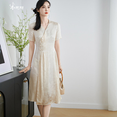 新中式精致碎花连衣裙米思阳