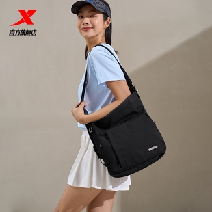 特步挎包官方正品男女同款双肩包2025新款运动情侣白色单间斜挎包