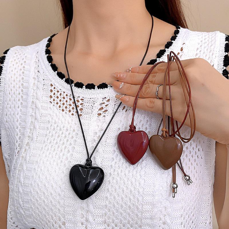 复古港风人造皮绳款爱心项链时尚