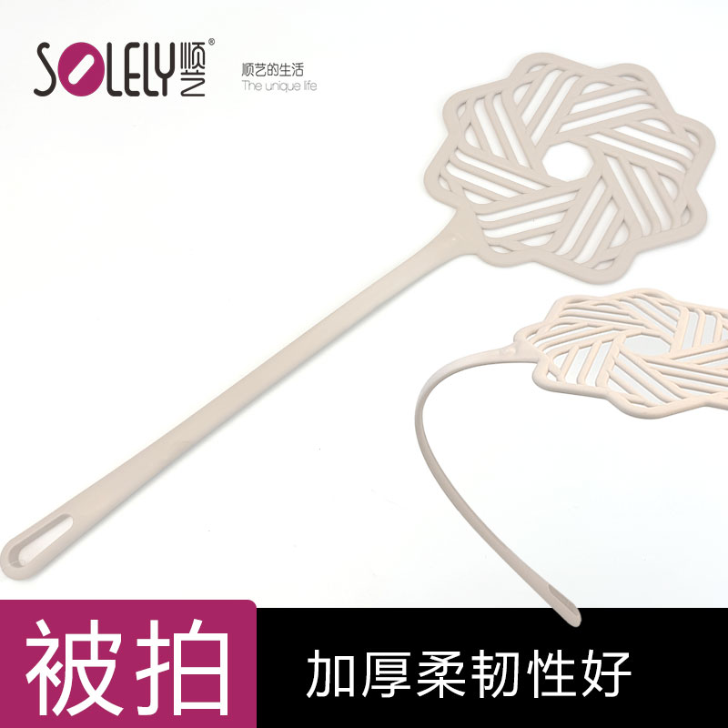 顺艺被拍除尘掸子拍打羽绒服