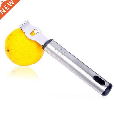 Zester tenu dans la main de citron d'acier inoxydable d'oran