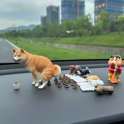 柴犬拉屎蜡笔小新打扫大便网红车载汽车摆件创意送男朋友挪车号码