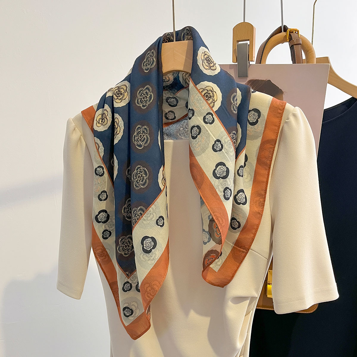 小香风波点山茶花丝巾