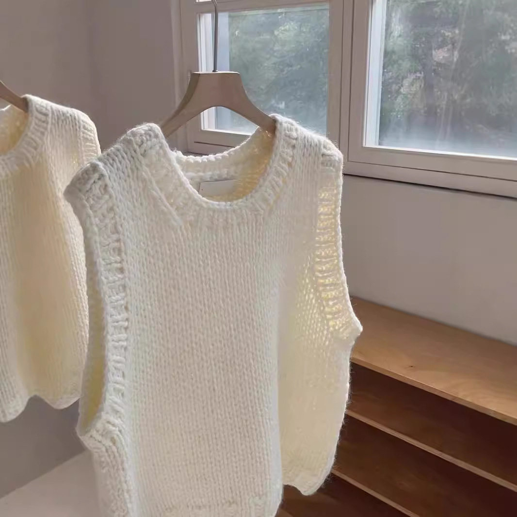 软糯复古白色针织马甲女春秋叠穿坎肩毛衣背心外搭慵懒风无袖上衣