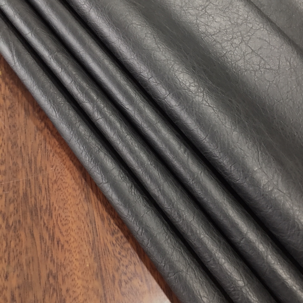 意大利黑色邹面牛皮皮料库存清仓