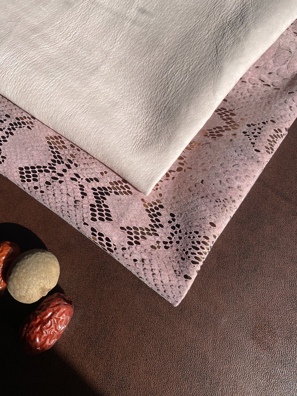 头层猪皮贴花金属蟒蛇纹箱包鞋里皮服装皮料手工DIY皮具辅料面料