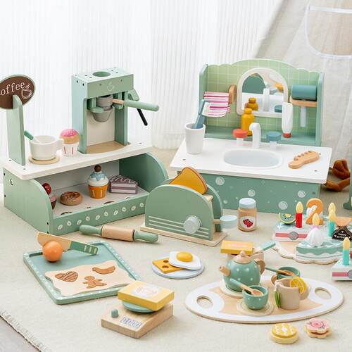 Children pretend to eat food and play with wooden toys小玩具