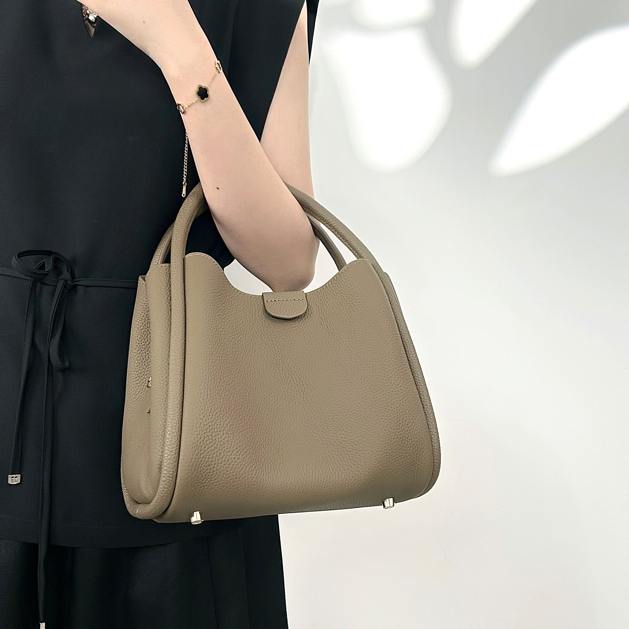 头层牛皮手提水桶包2025新款