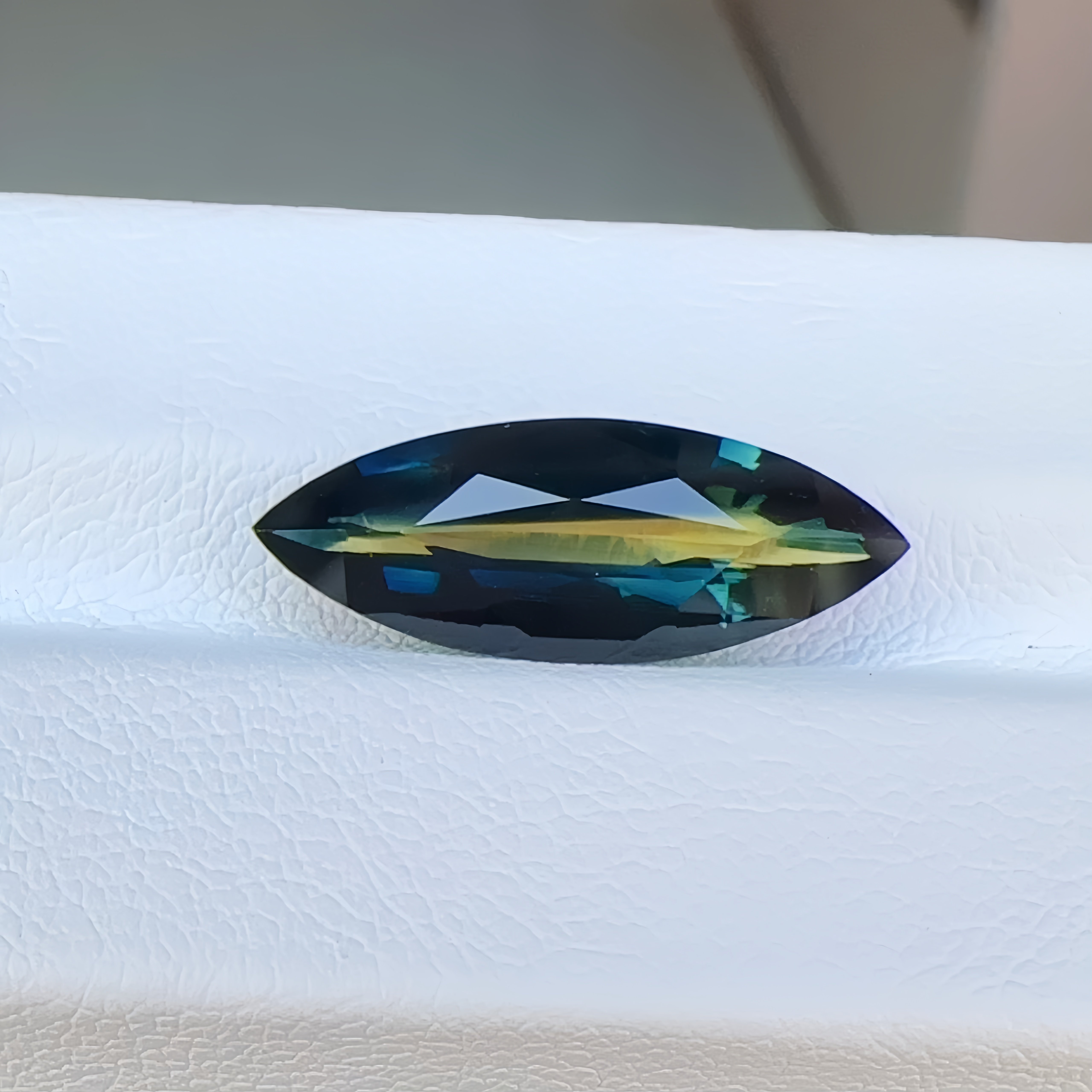 5.46克拉奇异天然蓝宝石裸石蓝绿黄三双色马眼形戒面7.7&times;20.6mm