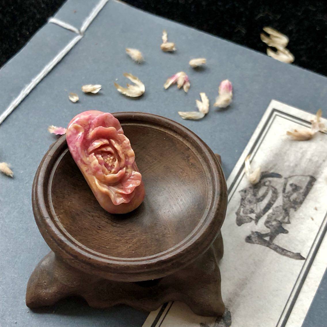 醒走 天然俄料老料蔷薇辉石雕刻牡丹花牌手排块蔷薇石雕件