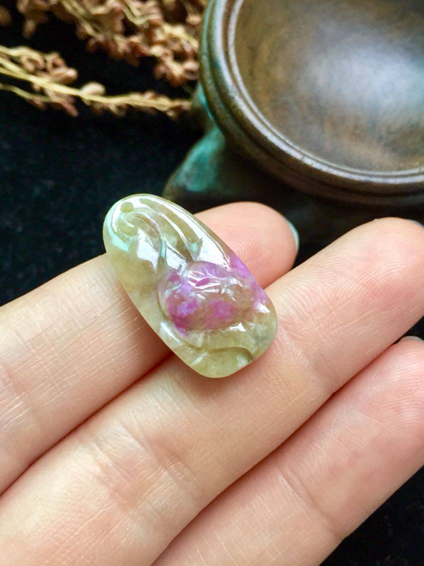 醒走 天然舒俱来老料玉化桃红绿樱花如意雕刻花牌小吊坠苏纪石