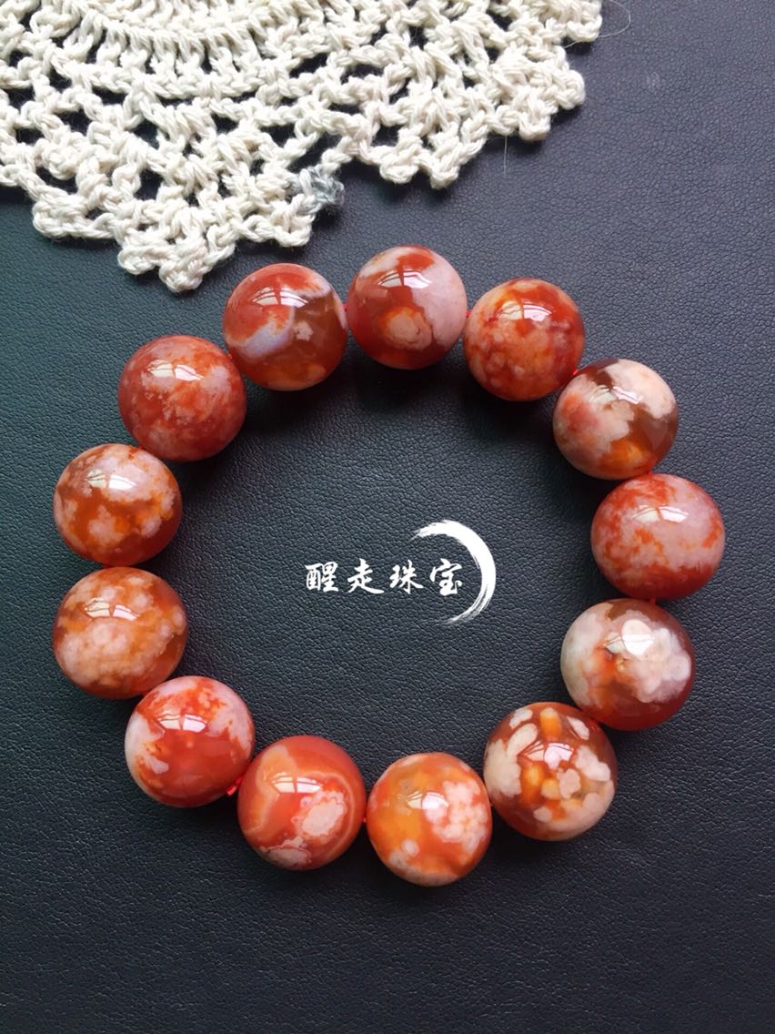 天然马达加斯加樱花玛瑙红色手串