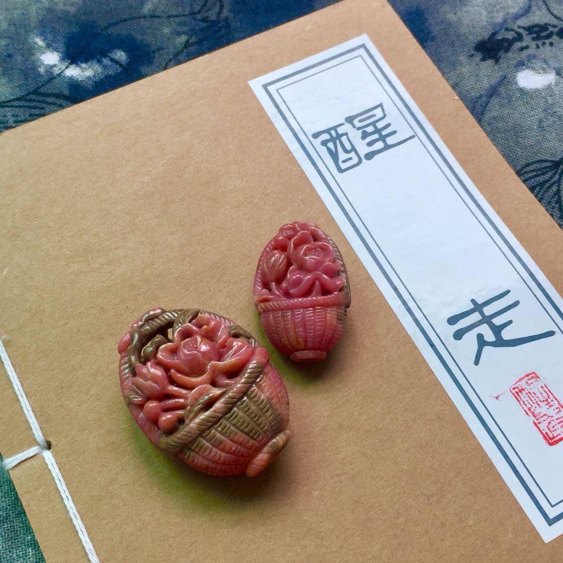醒走天然俄罗斯老料蔷薇辉石玉化红宝红绿俏色巧雕花篮雕刻件吊坠