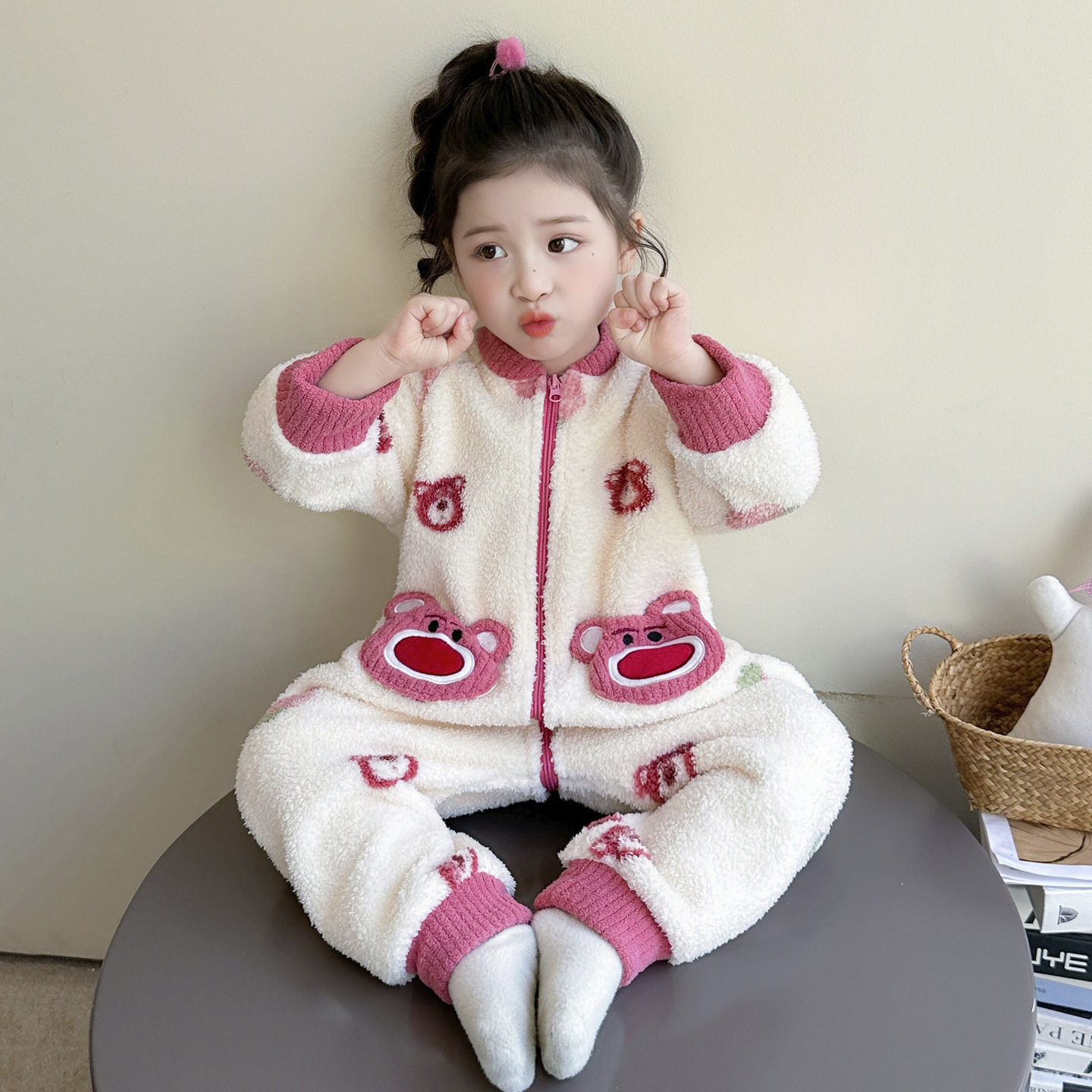 儿童连体睡衣珊瑚绒女童宝宝秋冬季法兰绒草莓熊爬服婴儿分腿睡袋