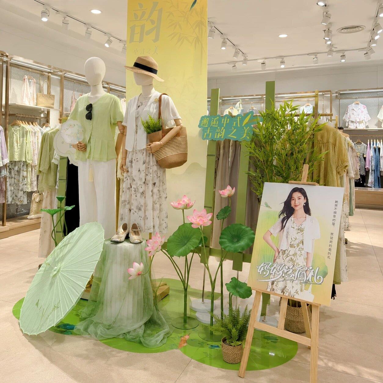 服装店橱窗绿色纱幔仿真荷花荷叶