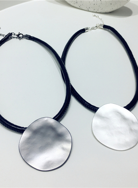 凹凸不平金属圆形片黑色皮绳项链
