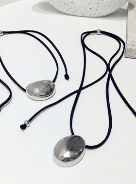 银色椭圆形几何黑绳可调节项链