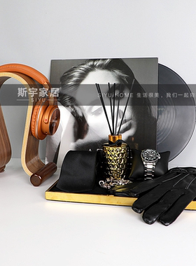 轻奢样板房飘窗书房耳机唱片摆件