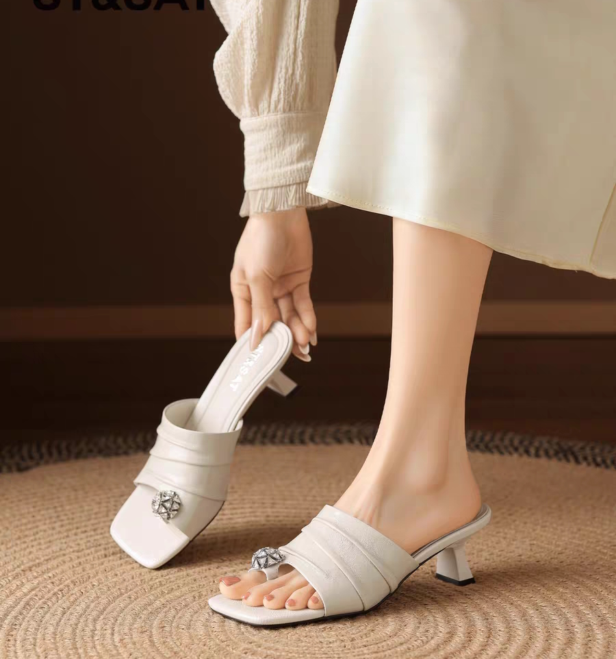 专柜正品娇娅媚妮2026新款牛油皮褶皱套趾人字拖鞋女白色夹脚拖