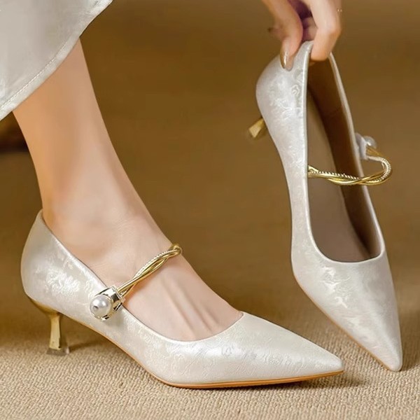 2025年春季新款米白色尖头高跟鞋珍珠扣玛丽珍细跟伴娘婚鞋单鞋女