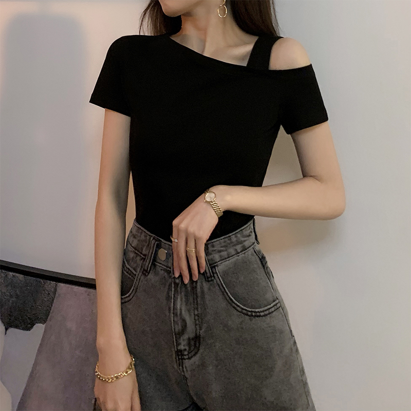 黑色斜肩短袖女上衣露肩