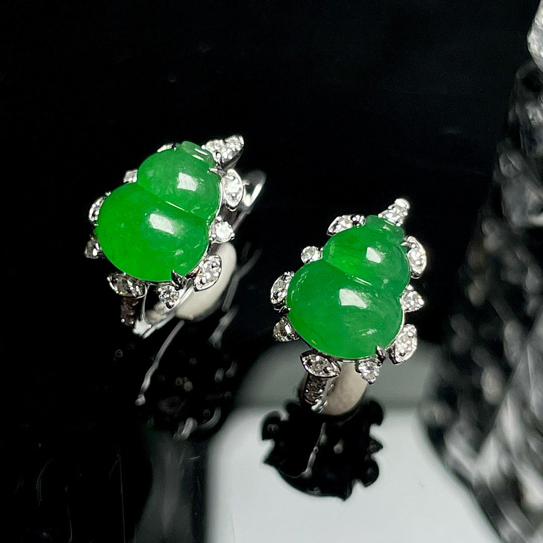 特价小夏珠宝18K金南非钻镶嵌缅甸天然A货翡翠冰种阳绿葫芦耳扣