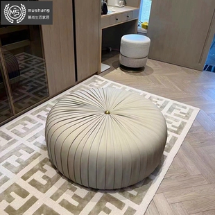 意大利罗伯特.卡沃利Roberto Cavalli服装店圆形布艺衣帽间沙发凳