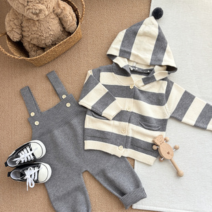 男女宝宝秋冬装针织连帽开衫背带裤子两件套装婴儿可爱条纹毛衣潮