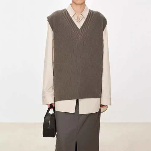 小众极简ROW风2025年秋冬羊毛感北欧叠穿风时髦开叉经典V领长马甲