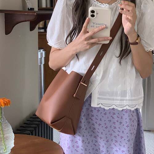 2新级26款女H8975包高感复古通0勤百搭大容量托特包手提单肩水桶