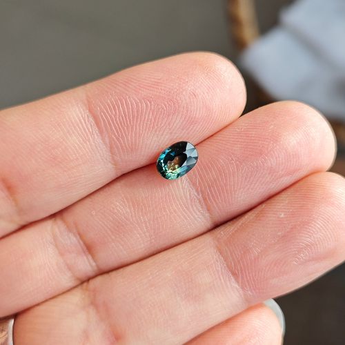 山东蓝宝石裸石AAAA级蓝绿黄满火彩昌乐蓝宝石戒面5.4*7.5 赠证