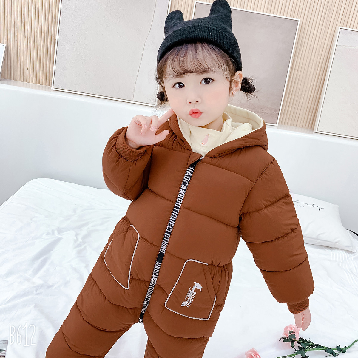 新生儿宝宝爬爬服婴儿咖啡色羽绒棉服男女童连体衣外穿加绒哈衣