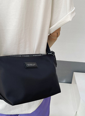 高级感牛津布斜挎包女2026新款时尚轻便户外运动单肩包男女通勤