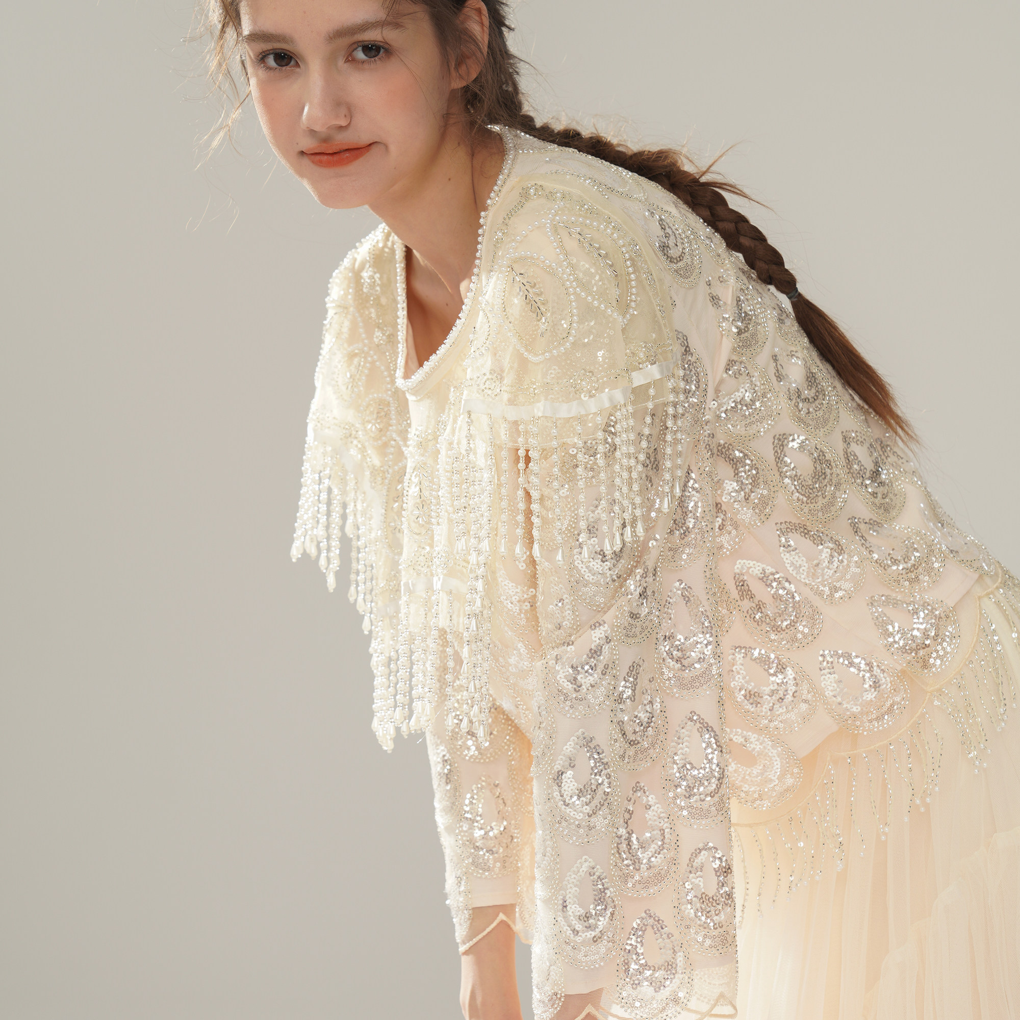 脸儿艺 闪闪的露珠 重磅钉珠 手工流苏披肩领 珍珠圆领上衣珍藏版