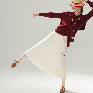 脸儿艺简约清新奶白立体百褶A字 手工钩花红果子流苏森女半身裙