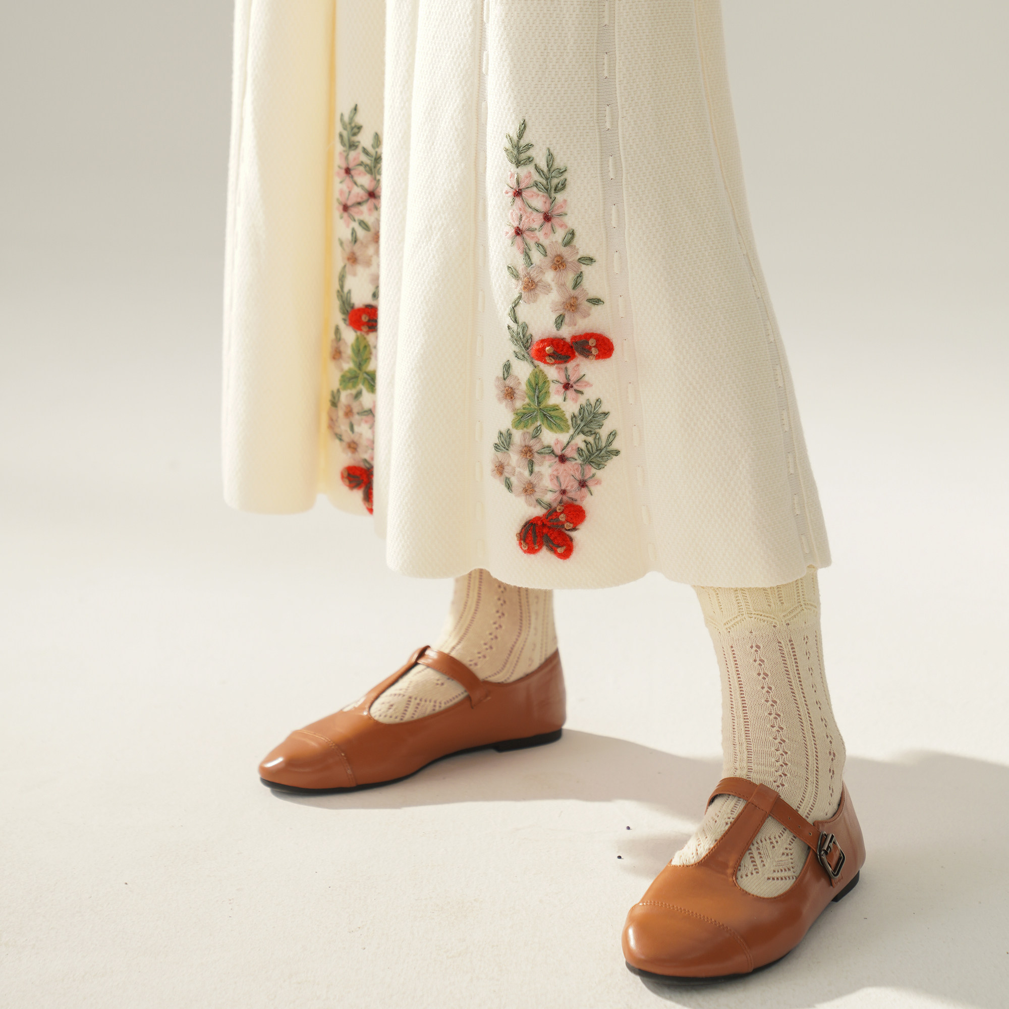 脸儿艺原创 手工绣花果子系列 羊毛垂感针织秋冬百奶白森女半身裙